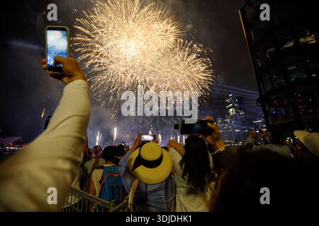 Sydney, Australie. 26 janvier 2026. Sydney, Australie. 26 janvier 2026. Des feux d'artifice sont vus pendant les célébrations de l'Australia Day à Circular Quay. Les voiles de l'Opéra de Sydney sont illuminées par un éclairage spécial dans le cadre des célébrations de l'Australia Day 2026 à Sydney, à côté d'un spectaculaire feu d'artifice. L'Australia Day, célébré chaque année le 26 janvier, marque l'arrivée de la première flotte en 1788. Crédit : SOPA images Limited/Alamy Liv crédit : SOPA images Limited/Alamy Live News Banque D'Images