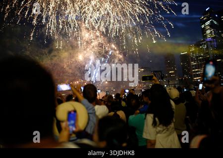 Sydney, Australie. 26 janvier 2026. Sydney, Australie. 26 janvier 2026. Les gens regardent les feux d'artifice illuminer le ciel pendant les célébrations de l'Australia Day à Sydney. Les voiles de l'Opéra de Sydney sont illuminées par un éclairage spécial dans le cadre des célébrations de l'Australia Day 2026 à Sydney, à côté d'un spectaculaire feu d'artifice. L'Australia Day, célébré chaque année le 26 janvier, marque l'arrivée de la première flotte en 1788. Crédit : SOPA images Lim crédit : SOPA images Limited/Alamy Live News Banque D'Images