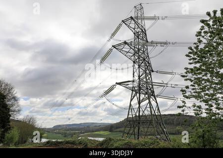 Un pylône électrique à un angle où les lignes électriques changent de direction, Angleterre, Royaume-Uni Banque D'Images