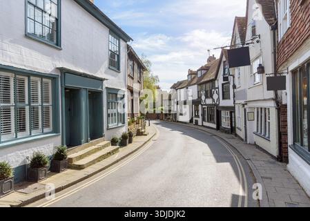 Bâtiments historiques avec des boutiques et des restaurants le long d'une rue dans une ville historique par un jour de printemps ensoleillé Banque D'Images