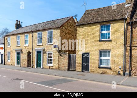 Pour la vente signe immobilier à l'extérieur d'une maison jumelée traditionnelle en briques le long d'une rue sur un jour de printemps ensoleillé Banque D'Images
