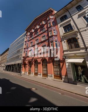 Ljubljana, Slovénie - 10 août 2025 : le bâtiment emblématique de la coopérative Business Bank à Ljubljana présente de superbes façades roses et un geomet complexe Banque D'Images