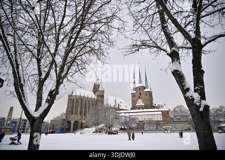 Erfurt, Allemagne. 26 janvier 2026. La neige se trouve sur la place de la cathédrale en face de la cathédrale de la cathédrale de la cathédrale et de l'église de la réserve sévère. Crédit : Martin Schutt/dpa/Alamy Live News Banque D'Images