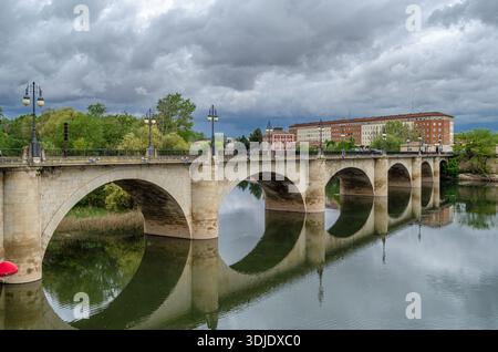 Vue du Puente de Piedra (Pont de pierre, aussi appelé Puente de San Juan de Ortega) traversant la rivière Ebre à Logrono, la Rioja, Espagne ; reconstruit en Banque D'Images