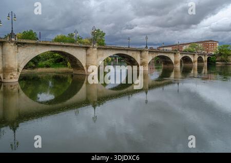 Vue du Puente de Piedra (Pont de pierre, aussi appelé Puente de San Juan de Ortega) traversant la rivière Ebre à Logrono, la Rioja, Espagne ; reconstruit en Banque D'Images