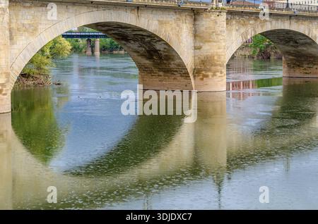 Vue du Puente de Piedra (Pont de pierre, aussi appelé Puente de San Juan de Ortega) traversant la rivière Ebre à Logrono, la Rioja, Espagne ; reconstruit en Banque D'Images