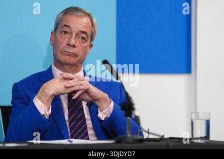 Nigel Farage, chef du Parti réformiste britannique, lors d'une conférence de presse au siège de Reform UK dans le centre de Londres. Date de la photo : lundi 26 janvier 2026. Banque D'Images
