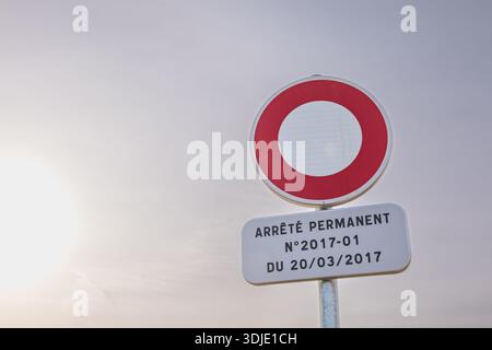 Signalisation routière interdisant tout véhicule avec un panneau supplémentaire qui se lit en français : ordonnance permanente n° 2017-01 du 20/03/2017 en France Banque D'Images