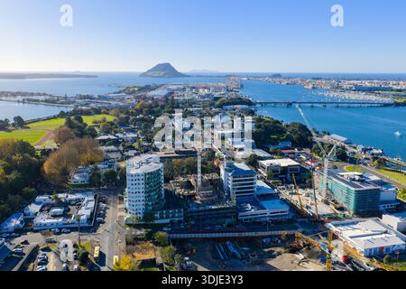 Vue aérienne de l'architecture moderne rencontre le bord du port, encadré par l'emblématique Mont Maunganui au loin, Tauranga, région de la baie de Plenty, Nouveau Banque D'Images