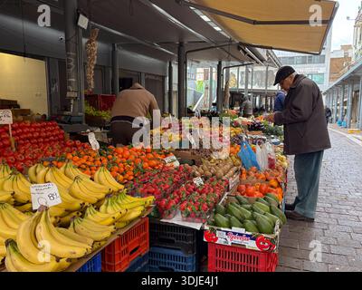 Produits frais sur un marché d'Athènes. Variété de fruits et légumes, y compris bananes, fraises, tomates, avocats. Banque D'Images