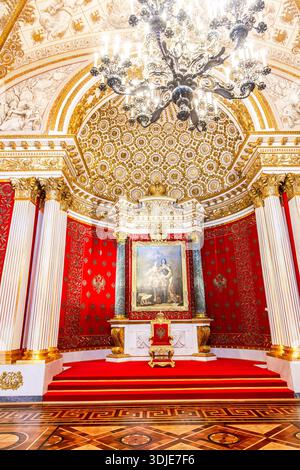 Pétersbourg, Russie - 19 septembre 2024 : petite salle du trône du Palais d'hiver, également connu sous le nom de Peter Great Memorial Hall. Trône de l'empereur russe Banque D'Images