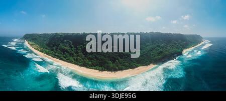 Vue panoramique drone du littoral avec vagues de l'océan à Bali. Banque D'Images