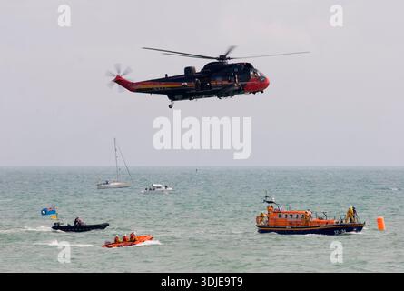 RS05 Westland Sea King Mk48 hélicoptère de l'armée de l'air belge spécial 25ème anniversaire schéma de couleurs effectuant un affichage de sauvetage en mer. Banque D'Images