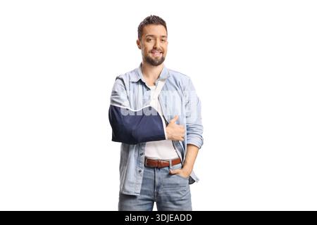Jeune homme joyeux avec un bras cassé portant une écharpe de bras isolé sur fond blanc Banque D'Images