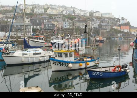 Matinée brumeuse dans le port de Mevagissey Banque D'Images