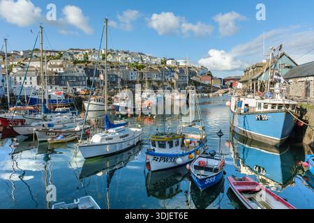 Bateaux de pêche amarrés dans le port de Mevagissey, Cornwall Banque D'Images