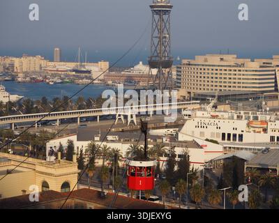 Red Barcelona Port téléphérique traversant au-dessus du port avec pylône Torre Jaume I, bateaux, grues et panorama sur la mer, vue aérienne de jour ensoleillé. Banque D'Images
