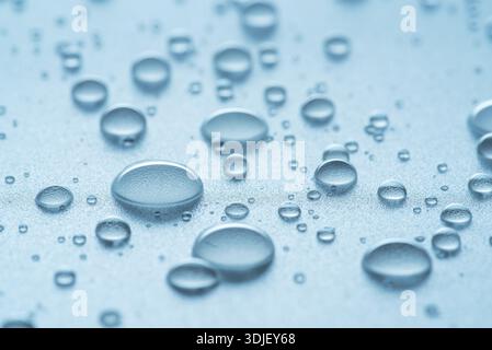 Gouttes d'eau ou gouttes de condensation sur la surface, macro shot. Fond de gouttes d'eau comme symbole de fraîcheur et de pureté. Banque D'Images