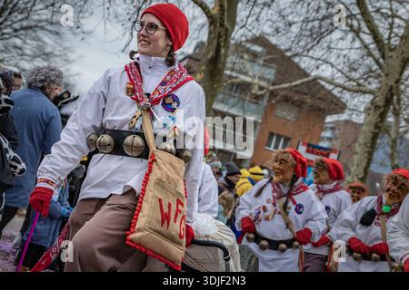 Zug, Suisse - 1er mars 2025 : les participants costumés en tenue de fête et masques célèbrent le défilé du carnaval d'hiver de Fasnacht dans la ville historique Banque D'Images