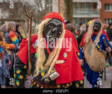 Zug, Suisse - 1er mars 2025 : les participants costumés en tenue de sorcière et masques Larve célèbrent le carnaval d'hiver de Fasnacht lors d'un défilé festif Banque D'Images