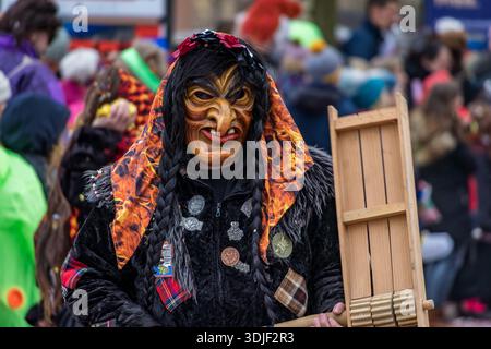 Zug, Suisse - 1er mars 2025 : les participants costumés en tenue de sorcière et masques Larve célèbrent le carnaval d'hiver de Fasnacht lors d'un défilé festif Banque D'Images