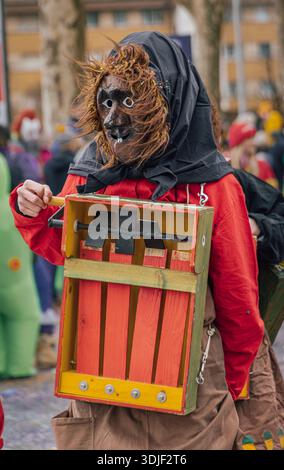 Zug, Suisse - 1er mars 2025 : les participants costumés en tenue de sorcière et masques Larve célèbrent le carnaval d'hiver de Fasnacht lors d'un défilé festif Banque D'Images