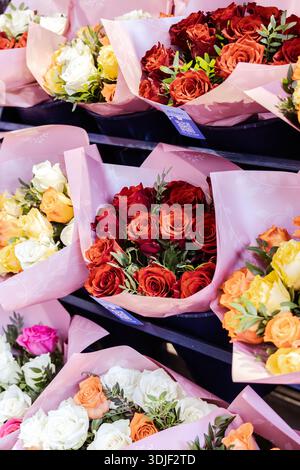 Bouquets de fleurs à l'extérieur d'un fleuriste (Paris, France) Banque D'Images