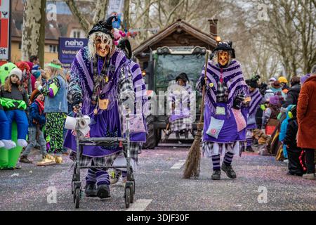 Zug, Suisse - 1er mars 2025 : les participants costumés en tenue de sorcière et masques Larve célèbrent le carnaval d'hiver de Fasnacht lors d'un défilé festif Banque D'Images