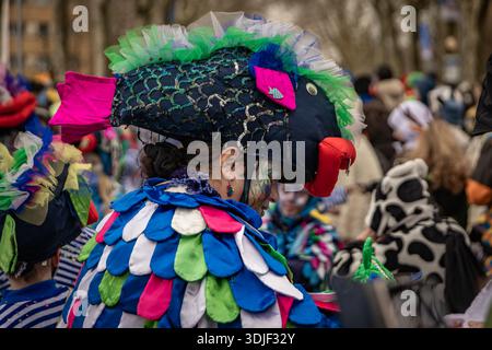 Zug, Suisse - 1er mars 2025 : les participants costumés en tenue de fête et masques célèbrent le défilé du carnaval d'hiver de Fasnacht dans la ville historique Banque D'Images