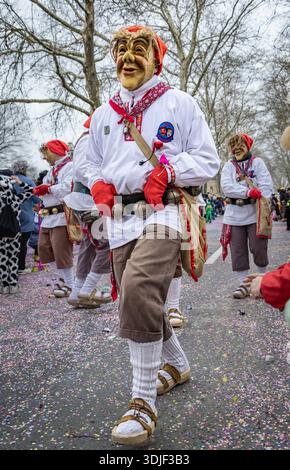 Zug, Suisse - 1er mars 2025 : les participants costumés en tenue de fête et masques célèbrent le défilé du carnaval d'hiver de Fasnacht dans la ville historique Banque D'Images