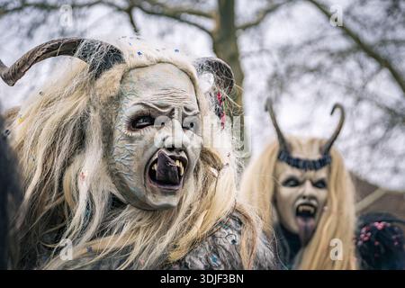Zug, Suisse - 1er mars 2025 : une personne en costume de bête à fourrure Tschaggatta avec un masque en bois à cornes lors d'un défilé Fasnacht du carnaval d'hiver suisse Banque D'Images