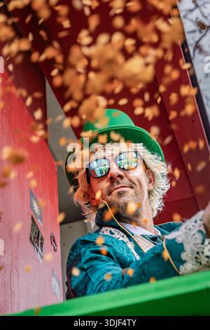 Zug, Suisse - 1er mars 2025 : des confettis brillants flottent dans les airs alors que les fêtards costumés célèbrent le traditionnel défilé du carnaval d'hiver de Fasnacht Banque D'Images