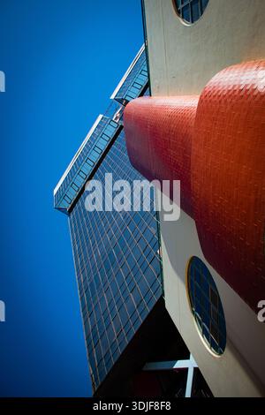 Bâtiments architecturaux modernes avec des formes géométriques audacieuses et des couleurs vibrantes sous un ciel bleu clair. L'image capture des éléments de design contemporains Banque D'Images