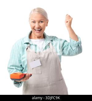 Caissière féminine mature heureuse avec terminal de paiement sur fond blanc Banque D'Images