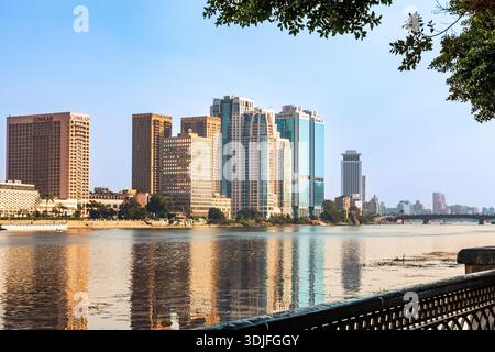 Afrique, Egypte, le Caire. Fleuve Nil, grands centres d'affaires, bâtiments le long des rives du Nil, vu de Zamalek. Banque D'Images