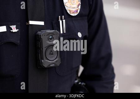 Los Angeles, Californie, États-Unis - 25 janvier 2026 : un policier de Los Angeles porte une caméra corporelle. Banque D'Images