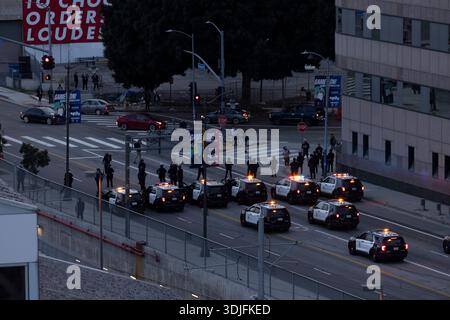 Los Angeles, Californie, États-Unis - 25 janvier 2026 : les policiers de Los Angeles forment une ligne pour chasser les gens qui protestent contre les actions de LA GLACE. Banque D'Images
