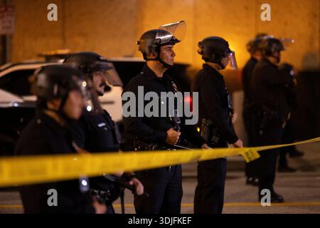 Los Angeles, Californie, États-Unis - 25 janvier 2026 : des policiers de Los Angeles dans des casques anti-émeute se tiennent dans une ligne d'escarmouche lors d'une manifestation anti-GLACE. Banque D'Images