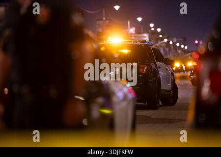 Los Angeles, Californie, États-Unis - 25 janvier 2026 : les policiers de Los Angeles sécurisent les lieux d'une urgence. Banque D'Images