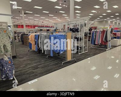 Marcher à l'intérieur du magasin Target Banque D'Images