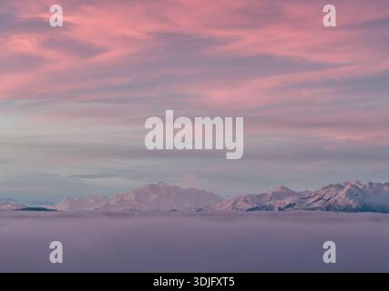 Coucher de soleil rose avec nuages et montagnes en hiver sur le brouillard dans le sud-est de l'Alaska Banque D'Images