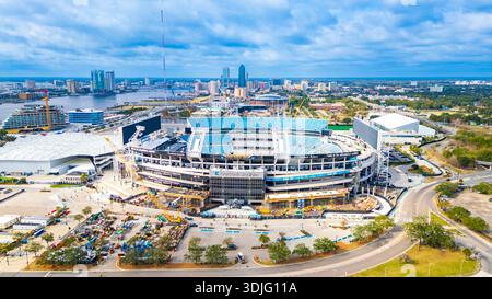 Jacksonville, Floride, États-Unis – 27 décembre 2025 : vue aérienne du stade EverBank, stade des Jaguars de Jacksonville, avec l'infrastru du centre-ville Banque D'Images