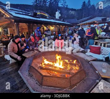 Les skieurs sur la piste de ski de la Longia au départ de Seceda apprécient après le ski des boissons et de la musique DJ dans le foyer extérieur ouvert de Baita Pauli Hütte, Ortisei, Val Gardena. Banque D'Images