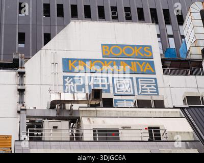 TOKYO, JAPON - 12 avril 2023 : panneau sur un bâtiment contenant une librairie Kinokuniya dans le quartier de Shinjuku à Tokyo. Banque D'Images
