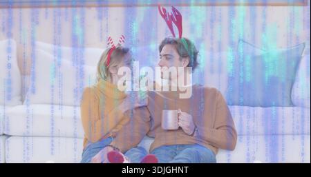 Adultes assis portant des bandeaux en bois et des chandails, des tasses à siroter sur le sol du canapé, filtre de code bleu Banque D'Images