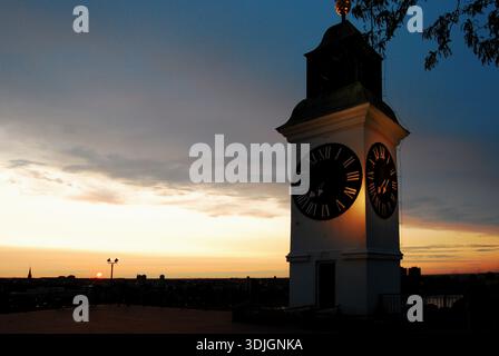 Tour de l'horloge à Novi Sad au coucher du soleil Banque D'Images