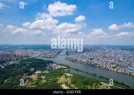 Une large rivière coule à travers Suizhou Hubei Chine montrant le paysage urbain ci-dessous. Banque D'Images