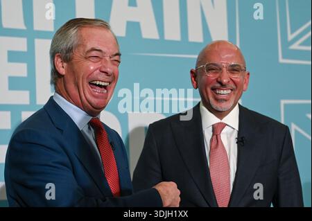 The Nash Room, 116 Pall Mall, Londres, Royaume-Uni. 12 janvier 2026. Nigel Farage, chef du parti réformiste britannique, annonce que l'ancien député conservateur Nadhim Zahawi est le nouveau moi Banque D'Images