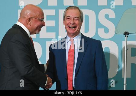 The Nash Room, 116 Pall Mall, Londres, Royaume-Uni. 12 janvier 2026. Nigel Farage, chef du parti réformiste britannique, annonce Nadhim Zahawi comme nouveau membre dans une presse Banque D'Images