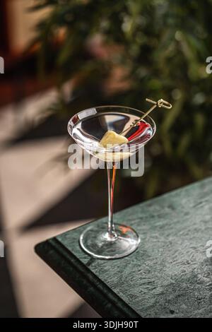 Cocktail de martini clair avec garniture d'ananas Banque D'Images